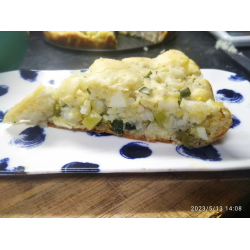 Рецепт: Заливной пирог с яйцом, рисом и знленым луком
