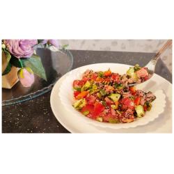 Рецепт: Салат с киноа, овощами и тунцом