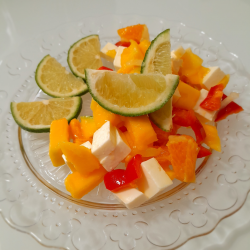 Рецепт: Летний салат "Экзотика" с манго, апельсином и моцареллой