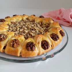 Рецепт: Пирог с курагой и грецкими орехами
