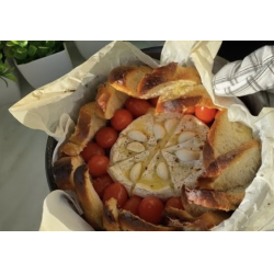 Фото Запеченный сыр с хлебом, томатами черри и чесноком