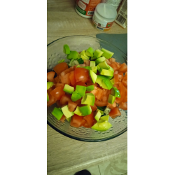 Рецепт: Салат из помидоров, огурца и авокадо со сметаной