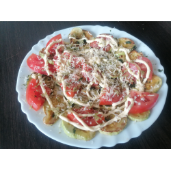 Рецепт: Теплый салат из кабачков со свежими томатами и сыром